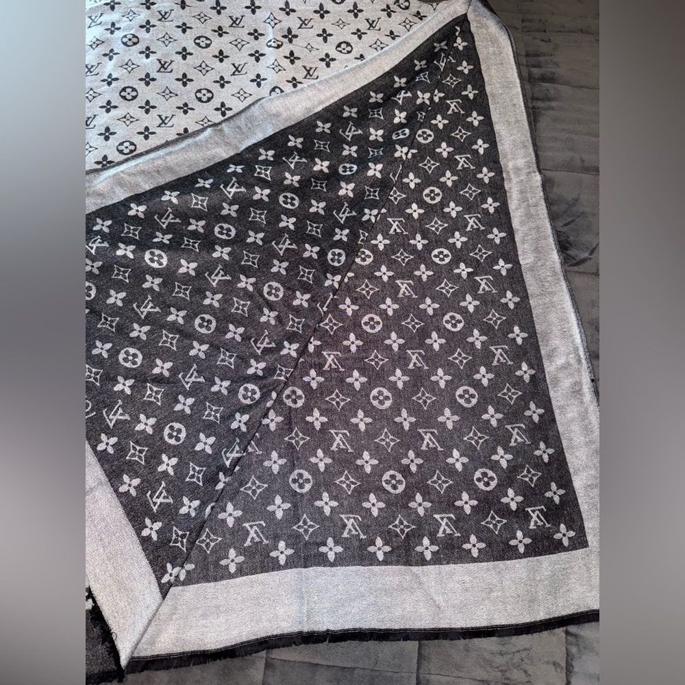 Gray/Black Reversible Silk & Cashmere Fashion Scarf/Wrap- NWT - Picture 4 of 5